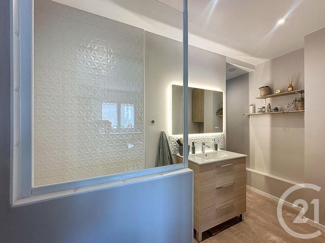 Afficher la photo en grand Appartement F3 à vendre - 3 pièces - 69.01 m2 - MANDELIEU LA NAPOULE - 06 - PROVENCE-ALPES-COTE-D-AZUR - Century 21 Marina Immobilier